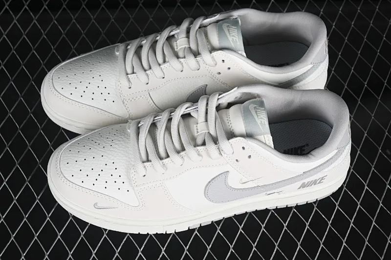 All categories Nk SB Dunk Series Nk SB Dunk Low High-end customized low-top sneakers Nike SB Dunk Low joint three hooks beige gray color low-top casual sports skateboard shoes SC9207-401